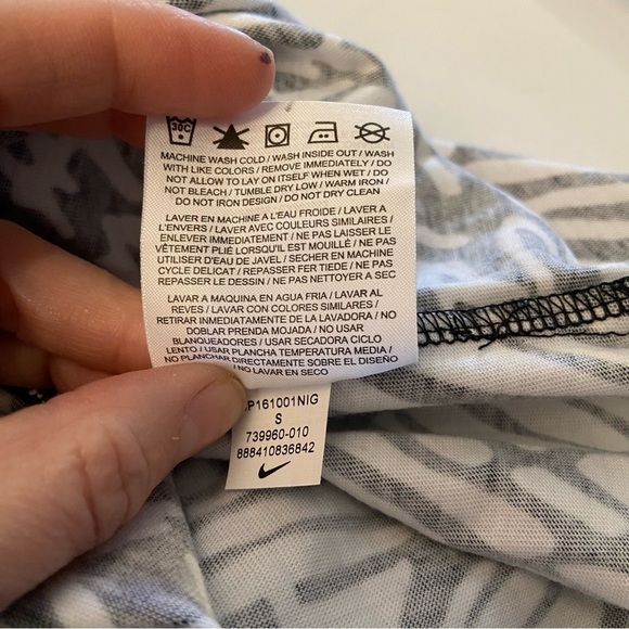 Nike  women’s white & black sleeveless shirt‎ in size small - Picture 10 of 10